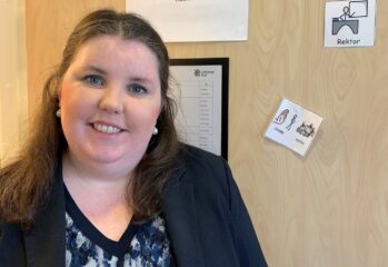 Linnea Lindquist framför dörr