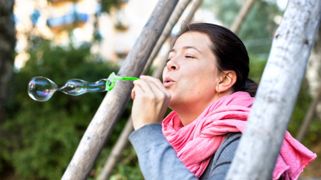 kvinna blåser såpbubblor