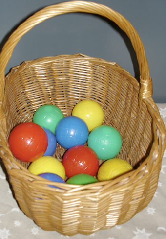korg med bollar i olika färger