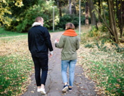 tjej och kille vandrar på en väg tillsammas