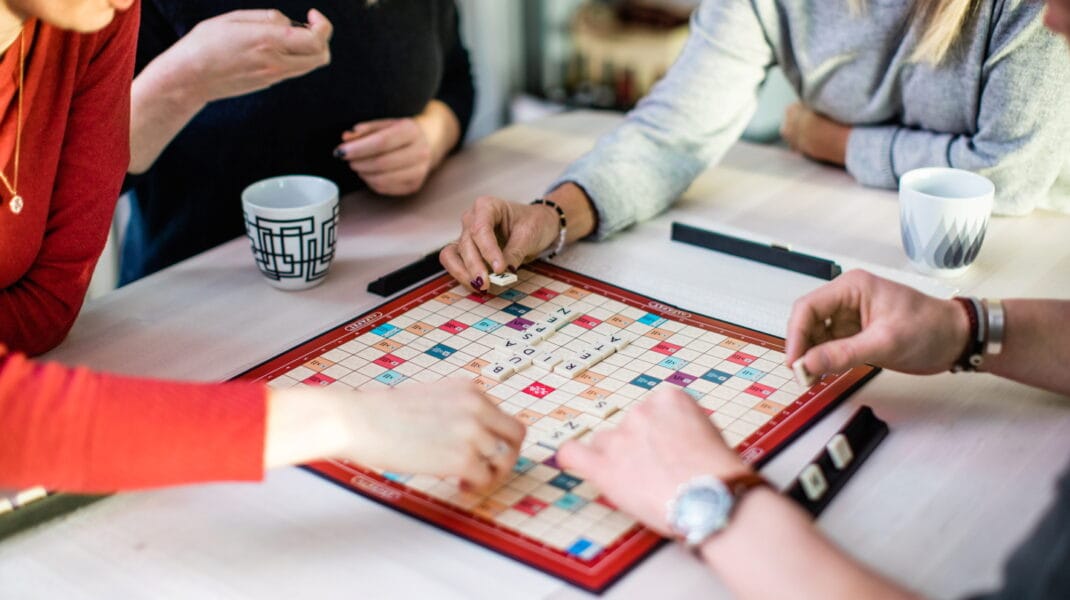 tre personer spelar alfapet