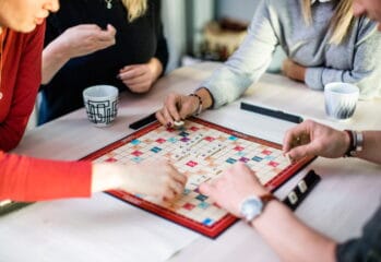 tre personer spelar alfapet
