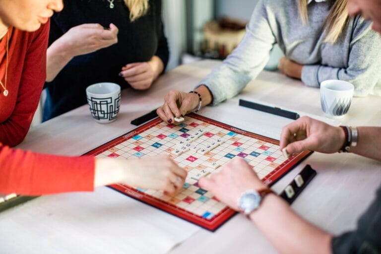 tre personer spelar alfapet