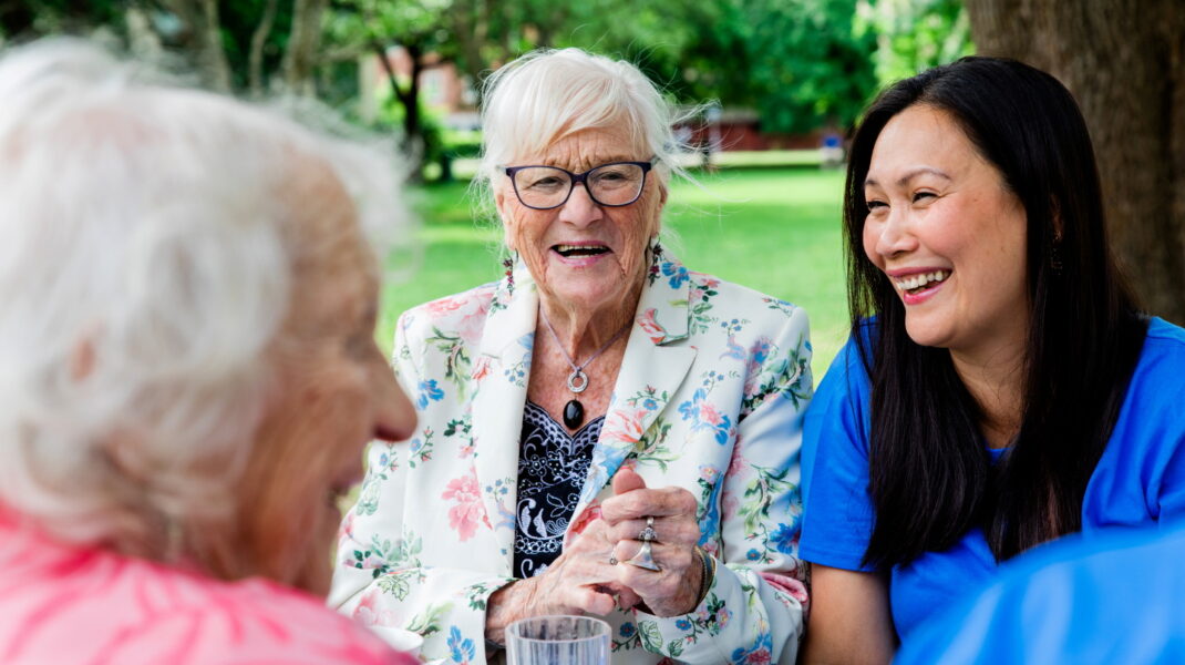 personal umgås med två äldre kvinnor