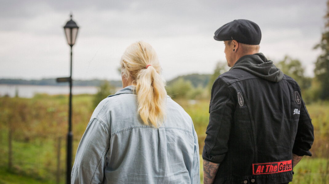 Man och kvinna på promenad, endast ryggar och bakhuvuden syns