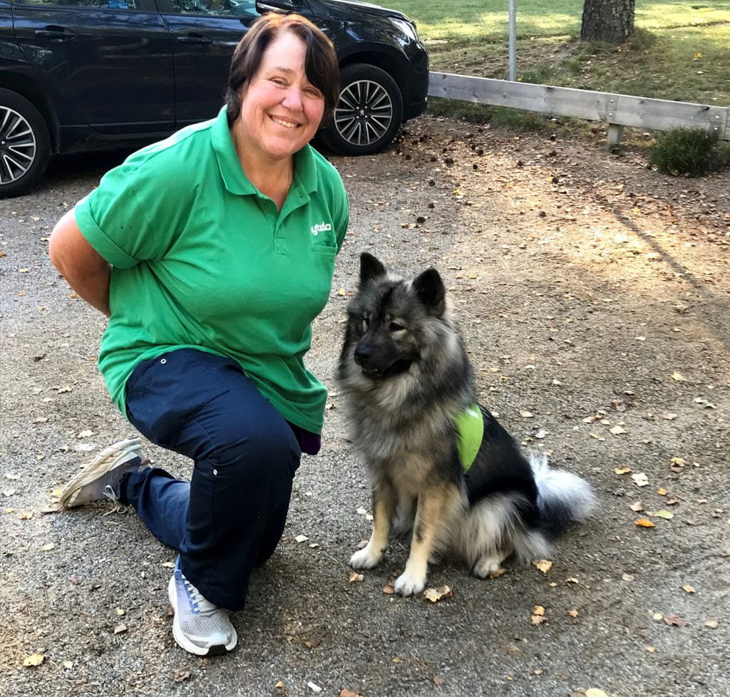 Boendestödjare Yvonne Nordén, här tillsammans med hunden Zamina, är nöjd med Läras utbildningsinsatser.