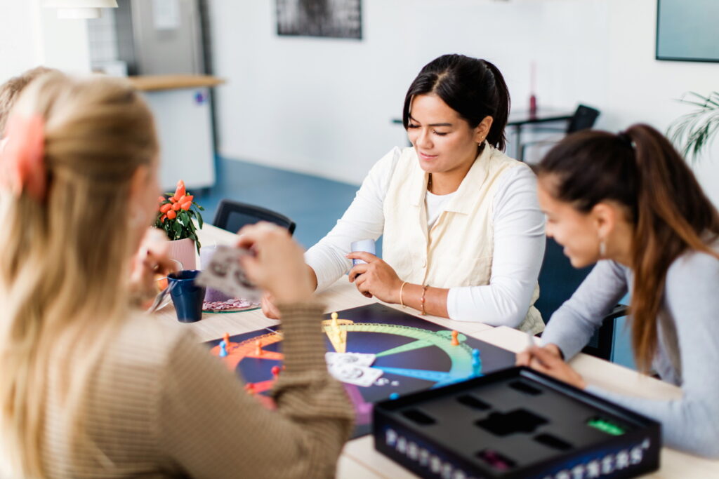Ungdomar i skola som spelar spel