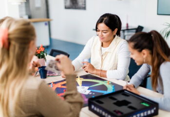 Ungdomar i skola som spelar spel